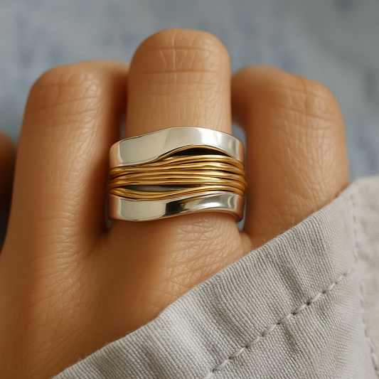 Anello in argento con fili dorati