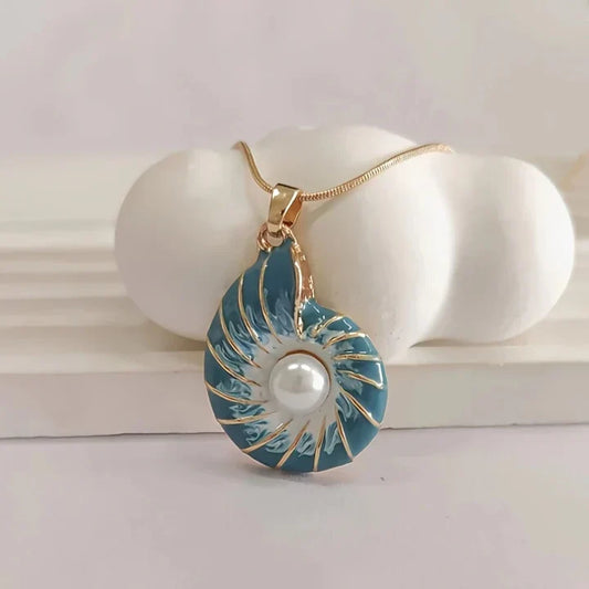 Collana di perle blu e conchiglie