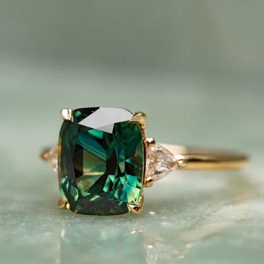 Anello in oro con pietra preziosa verde di ispirazione vintage