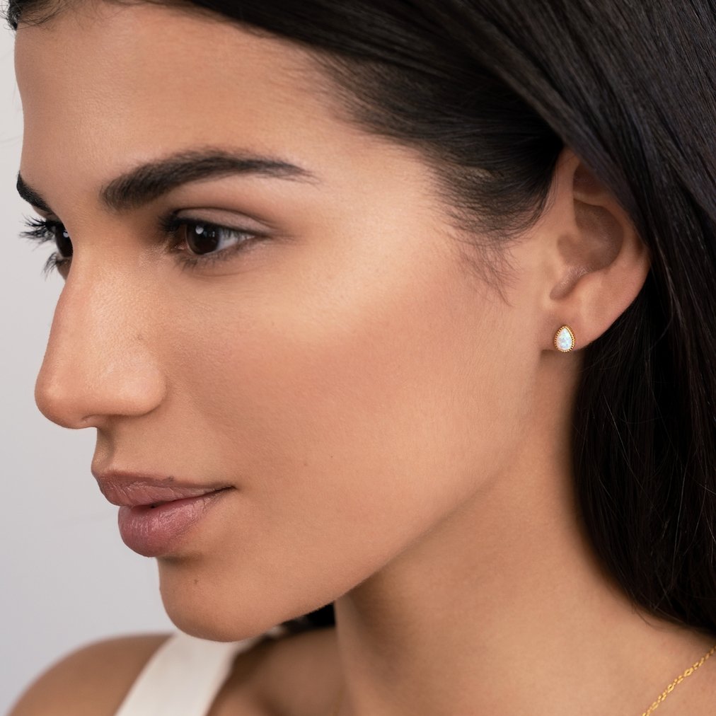 Orecchini in pietra opale a goccia dorata