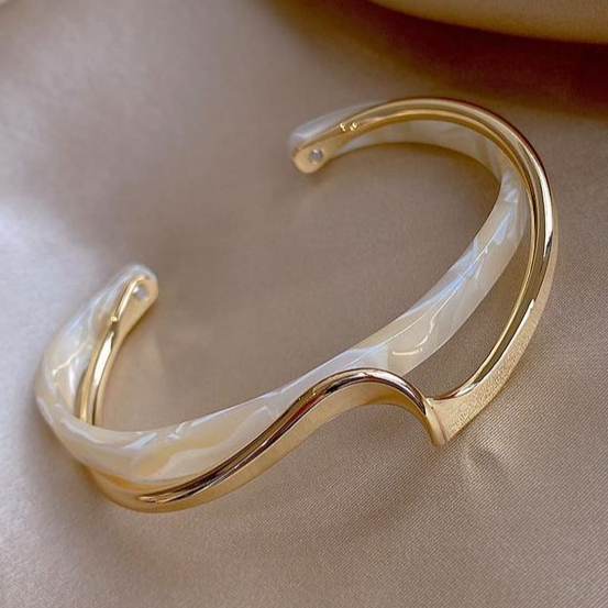 Phoebe - Elegante bracciale in opale dorato