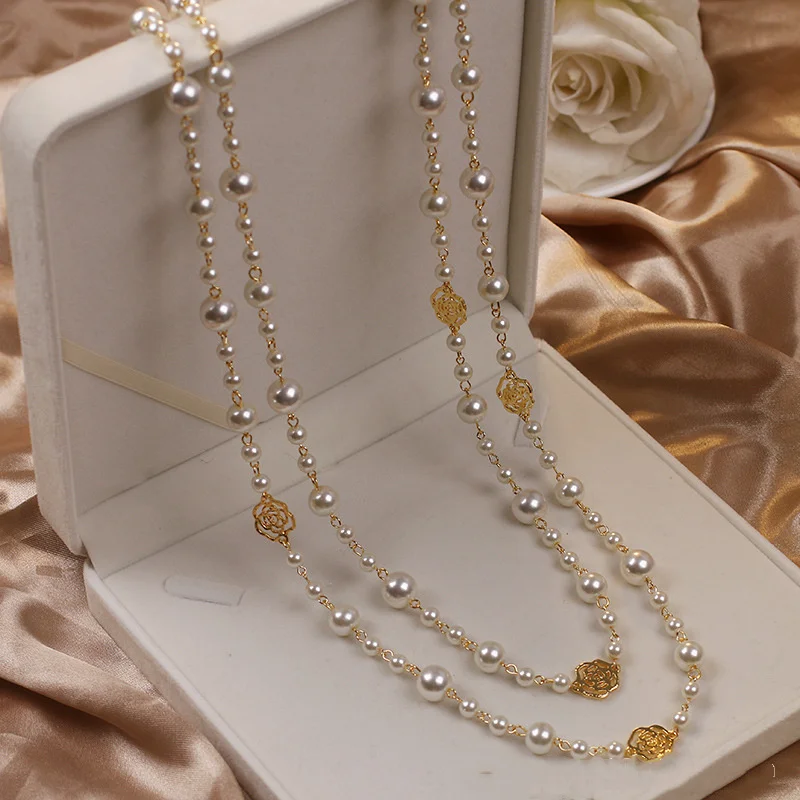 Elegante collana di perle dorate