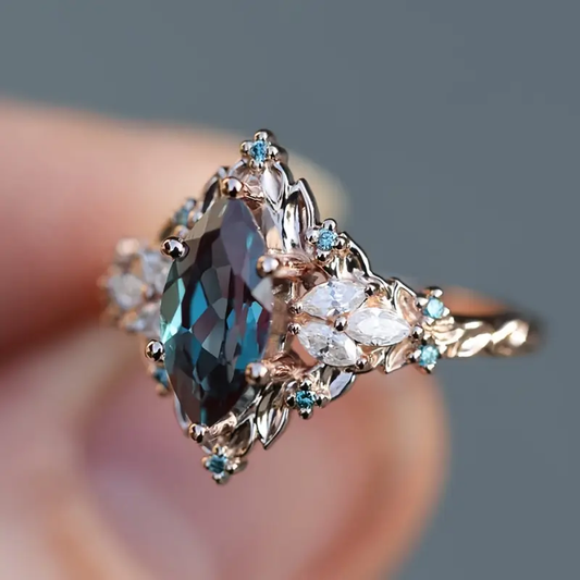Anello esotico con cristalli blu