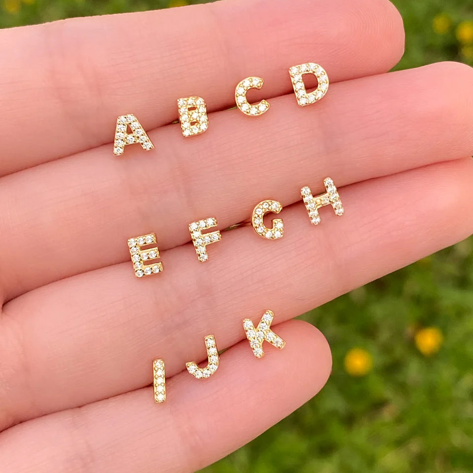 Orecchino a bottone con iniziale in oro