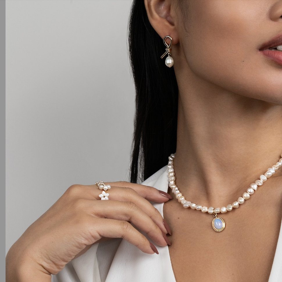 Orecchini annodati in oro e perle d'acqua dolce