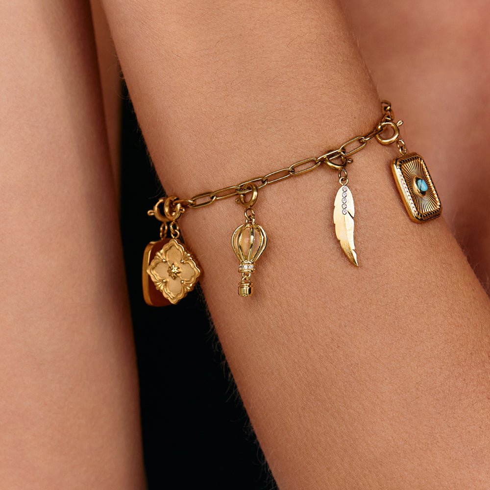 Bracciale con ciondolo a forma di graffetta in oro 18 carati