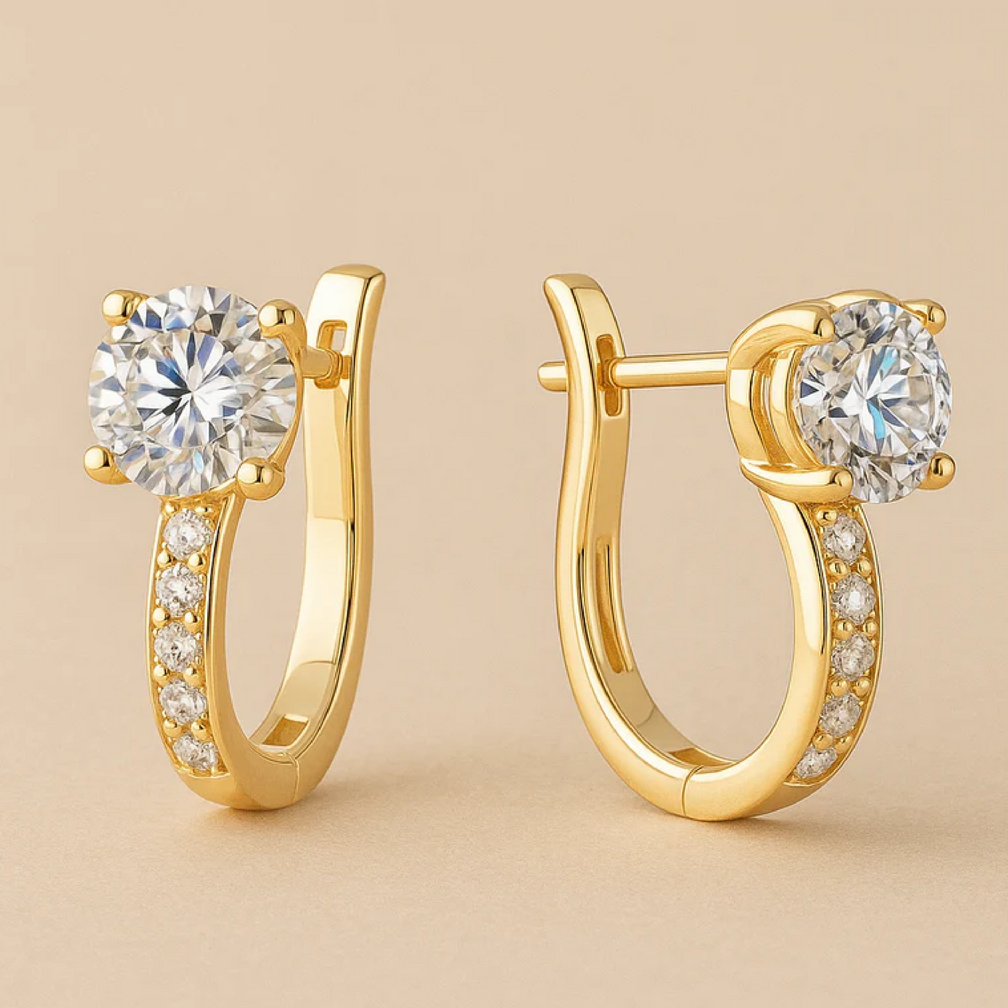 Orecchini Huggie con moissanite incastonata a canale in oro