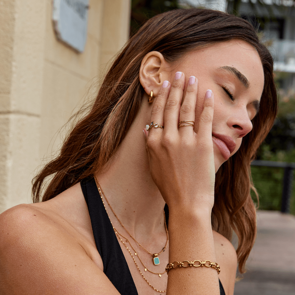 Anello in oro con fiore bianco di cristallo