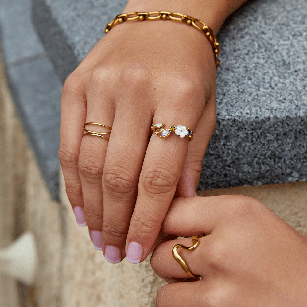 Anello in oro con fiore bianco di cristallo