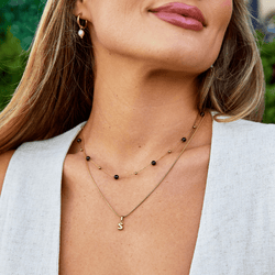 Collana di perline color rosso granato