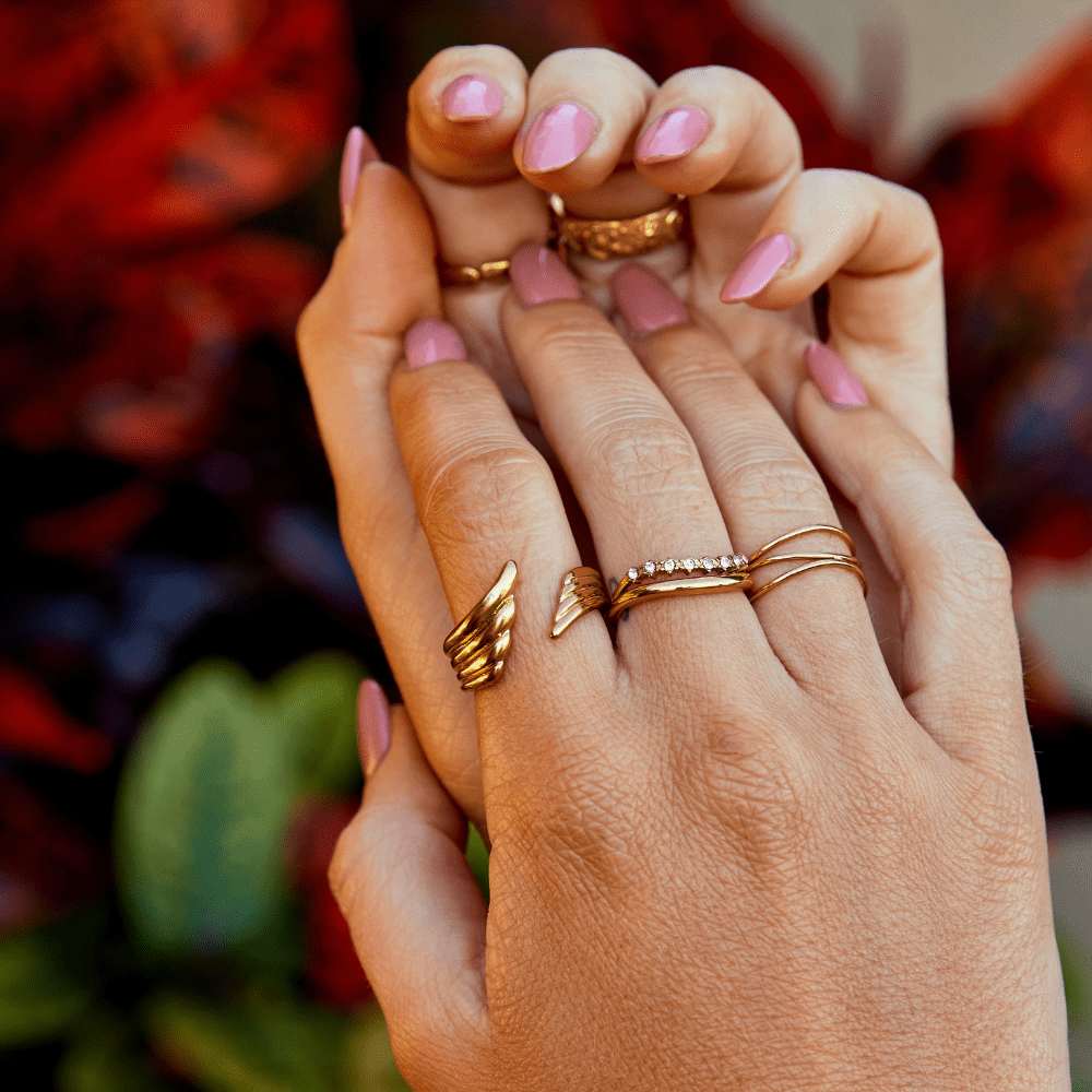 Anello avvolgente con ali d'angelo dorate