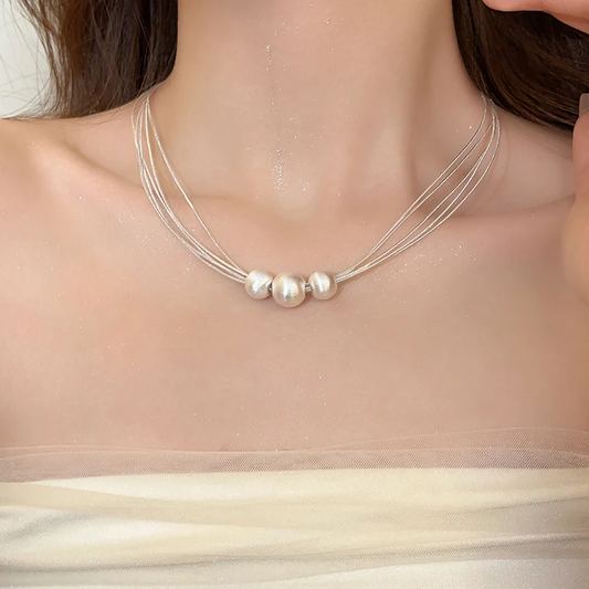 Elegante collana a strati di perle bianche